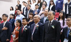 Đại sứ Việt Nam tại Hàn Quốc Nguyễn Vũ Tú ( thứ ba từ phải sang) tham dự hội thảo. Ảnh: VSAK