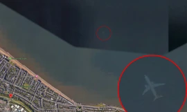 Hình ảnh trên Google Earth cho thấy một chiếc máy bay đang ở dưới biển.