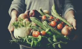 Người ăn nhiều thực phẩm hữu cơ thường là người có mức thu nhập và giáo dục cao hơn, tiêu thụ ít thịt đỏ, thực phẩm chế biến sẵn,uống ít rượu hơn.