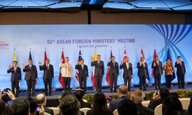 Ảnh: Thủ tướng Singapore Lý Hiển Long (giữa) chụp ảnh chung với các Bộ trưởng Ngoại giao ASEAN tại phiên khai mạc.