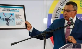 Bộ trưởng Nội vụ Venezuela đã mô phỏng cuộc tấn công khủng bố bằng máy bay không người lái mới đây tại cuộc họp báo.