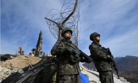 Lính Hàn Quốc canh gác tại Bàn Môn Điếm. Ảnh: Yonhaps.