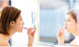 Hóa chất trong kem đánh răng có thể khiến bé gái dậy thì sớm. Ảnh minh họa