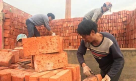 Trung Quốc: Trả lương bằng gần 300.000 viên gạch