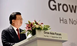 Phó Thủ tướng Trịnh Đình Dũng phát biểu khai mạc diễn đàn Tăng trưởng châu Á. Ảnh: Quang Phúc. 