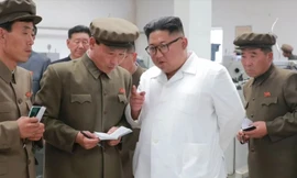 Ông Kim Jong-un đi thăm các nhà máy công nghiêpj sát biên giới với Trung Quốc. Ảnh: AFP