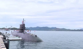 Lần đầu tiên àu ngầm JS Kuroshio của Nhật Bản cập cảnh Cam Ranh, Việt Nam. Ảnh: KTV