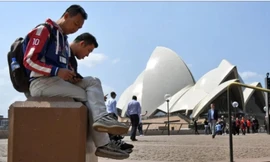 Khách du lịch đang sử dụng mạng 5G tại Sydney.