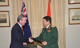 Bộ trưởng Quốc phòng Australia và Việt Nam trao đổi văn kiện vừa ký kết. 