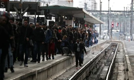 Những công nhân đi làm xa bằng tàu cứ đi bộ lang thang trên sân ga Gare de Lyon ở Paris trong ngày đình công toàn quốc của ngành đường sắt 3/4. 