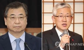 Ông Suh Hoon ( trái) và Nam Gwan-pyo sẽ sang Nhật báo cáo kết quả cuộc đàm phán vừa qua. Ảnh Yonhap