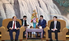 Thủ tướng Nguyễn Xuân Phúc tiếp Thị trưởng Thành phố Thượng Hải Ứng Dũng chiều 5/11. Ảnh: VGP