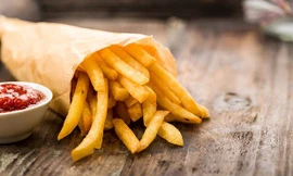 Khoai tây chiên là món khoái khẩu của nhiều người nhưng lại được mệnh danh là " quả bom tinh bột" vì có hại cho sức khỏe nếu ăn quá 6 lát mỗi lần.