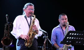 Cha con nghệ sỹ Quyền Văn Minh luôn đồng hành với nhau.