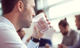 Uống nước có lợi cho não.