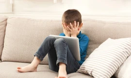 Hạn chế cho trẻ em nhìn màn hình TV, laptop và tăng thời gian ngủ, thể thao sẽ rất tốt cho não bộ.