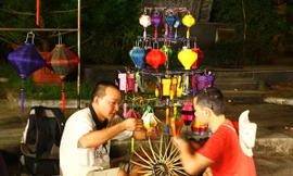 Thí sinh thử sức làm đèn lồng ở Hội An