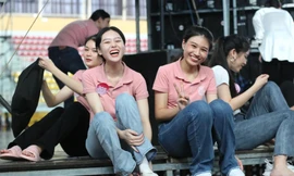 Thí sinh Hoa hậu Việt Nam hướng dẫn nhau nói tiếng ba miền