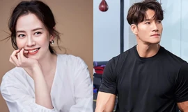 Song Ji Hyo hôn nam diễn viên cơ bắp trên sóng truyền hình