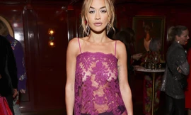 Sao '50 sắc thái' bị chỉ trích vì mặc như không