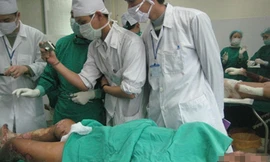 Bệnh nhân Nguyễn Sĩ Hợi chuẩn bị được phẫu thuật cắt lọc hoại tử