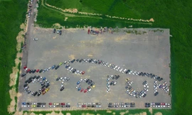 Dùng ô tô xếp logo mừng sinh nhật