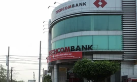 Khi nắn đường, Chủ tịch UBND tỉnh Vĩnh Long có đất cất nhà cho thuê (phải), còn cơ sở kinh doanh của bà Khoa (trái) bị giải tỏa Ảnh: Sáu Nghệ