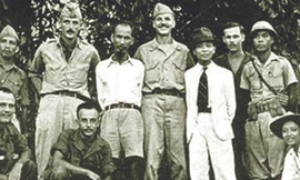 Những hợp tác đầu tiên…(Nhóm Đặc nhiệm “Con Nai” với Bác Hồ và Đại tướng Võ Nguyên Giáp năm 1945 - Nguồn: http://www.cand.com.vn)