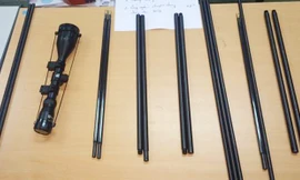 15 nòng súng và 1 ống kính bị lực lượng hải quan phát hiện, thu giữ