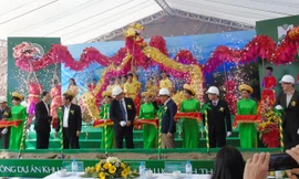 Các đại biểu thực hiện nghi thức khởi công dự án