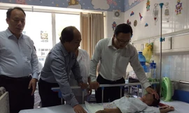 Xót xa với hoàn cảnh em bé bị ô tô cán nát chân