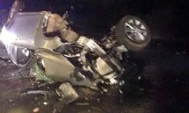 Xe ô tô nát bét sau cú va chạm