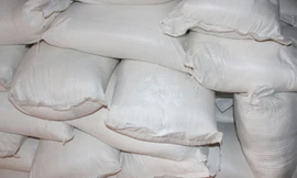 Hàng chục bao bì chứa bột chiên giòn do Trung Quốc sản xuất bị phát hiện tại cơ sở của Cty Hưng Thịnh