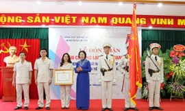 Ban lãnh đạo Báo Hải Quan vinh dự đón nhận Huân chương Lao động hạng Nhất do Thứ trưởng Bộ Tài chính Vũ Thị Mai thừa ủy quyền trao tặng cho báo