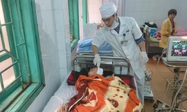 Bác sĩ đang thăm khám cho nạn nhân Nguyễn Vũ Thị Linh. Ảnh: Tuấn Nguyễn