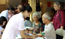 Để giảm thiểu tác động của việc già hóa dân số, cần có hành động chính sách về thị trường lao động, hệ thống hưu trí, y tế, chăm sóc sức khoẻ dài hạn.