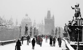 Cầu Charles ở Prague chìm trong tuyết dày