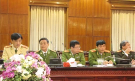 Đại diện lực lượng cảnh sát, công an Hà Nội tại buổi họp báo sáng nay 26-12. Ảnh: Tuấn Nguyễn