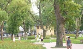 Xây ngầm bãi đỗ xe trong công viên chứ không nên nổi