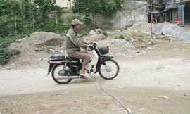 Dây điện vắt ngang đường đi