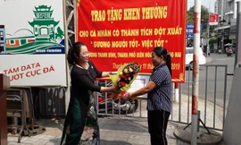 Khen thưởng người phụ nữ bán vé số không tham của rơi 