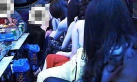 Tiếp viên nữ thoát y nhảy múa với khách trong quán karaoke ở Biên Hòa