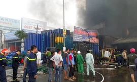 Lực lượng cảnh sát hối hả chữa cháy.