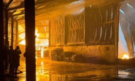 Công ty sản xuất gỗ cháy ngùn ngụt trong mưa