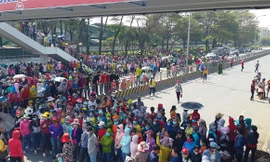 Ảnh: Công nhân chặn quốc lộ 1K để phản đối chính sách tiền lương mới.