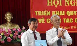 Ông Hồ Thanh Sơn (bên trái) nhận quyết định bổ nhiệm