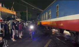 Tàu SE4 va chạm ô tô bán tải làm 2 người tử vong ở Đồng Nai