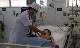 Hóc thức ăn, bé trai nguy kịch