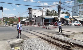 Nhân viên gác chắn kể lại giây phút cứu cụ bà trước đầu tàu hỏa