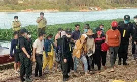 Các đối tượng bị bắt khi đang đánh bạc trên đò